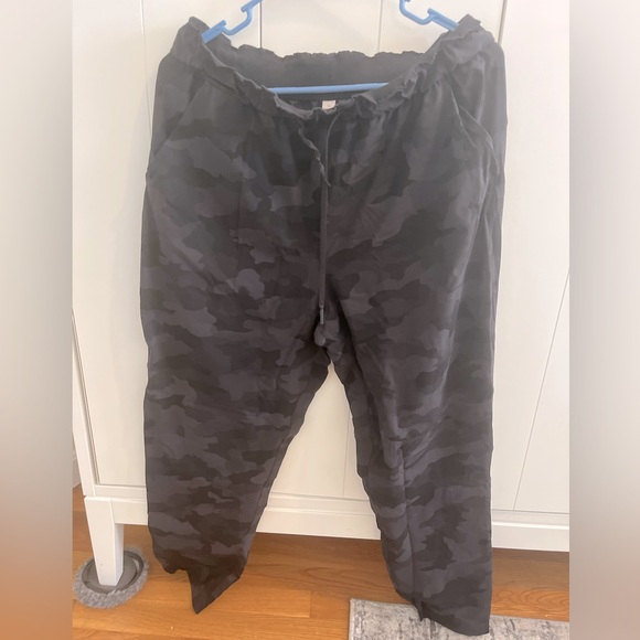 Lululemon camo joggers - Picture 1 of 3
